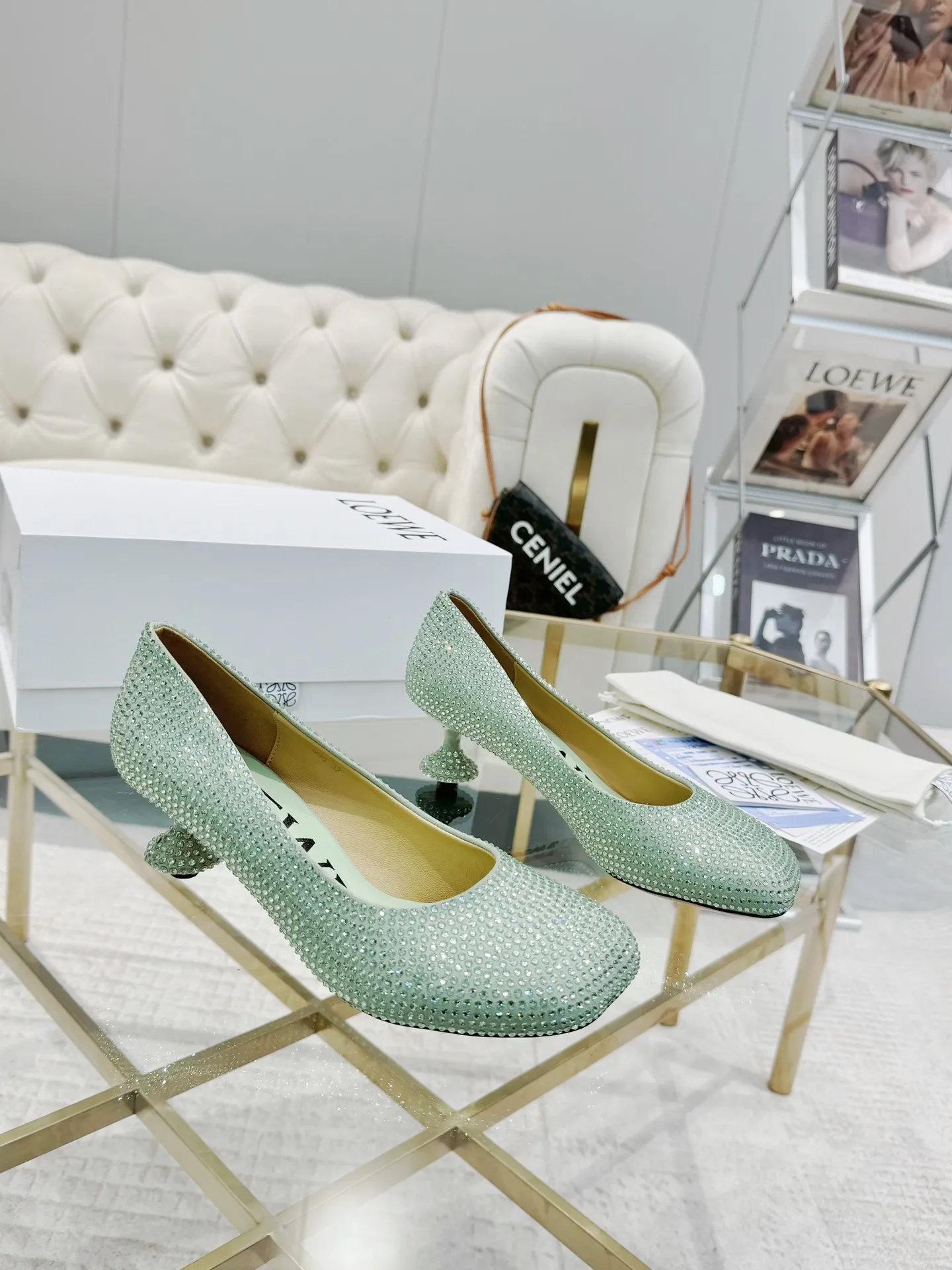 👟👟Ex-factory price 660👟👟 LOEWE‼ ️ New arrival‼ ️Imported genuine leather sole Loewe 2024/aw early spring latest T stage colored diamond series catwalk style 😘😘😘 Upper: imported silk cloth lining: imported water-dyed sheepskin outsole: original molded injection molded leather outsole Heel: original molded 1:1 Heel height: 5.5cm Size: 35-39 (40/41/42/43 custom-made, non-refundable)